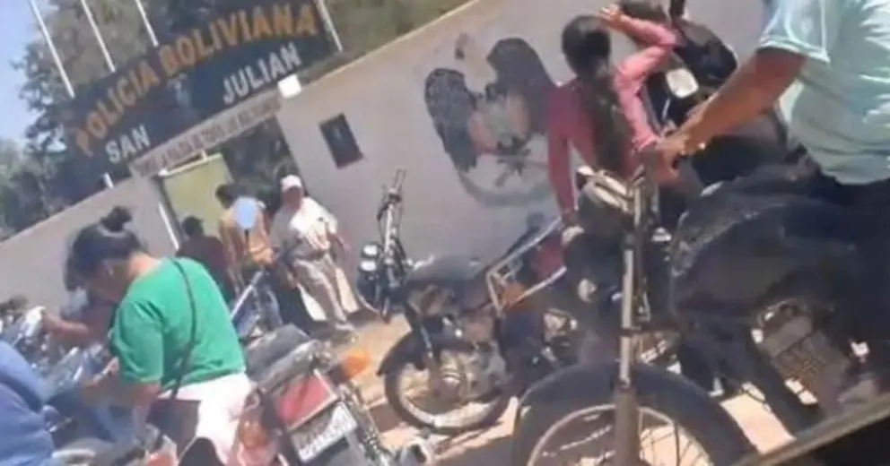 El puesto policial del municipio de San Julián fue saqueado y quemado por los sectores movilizados. Foto Correo del Sur