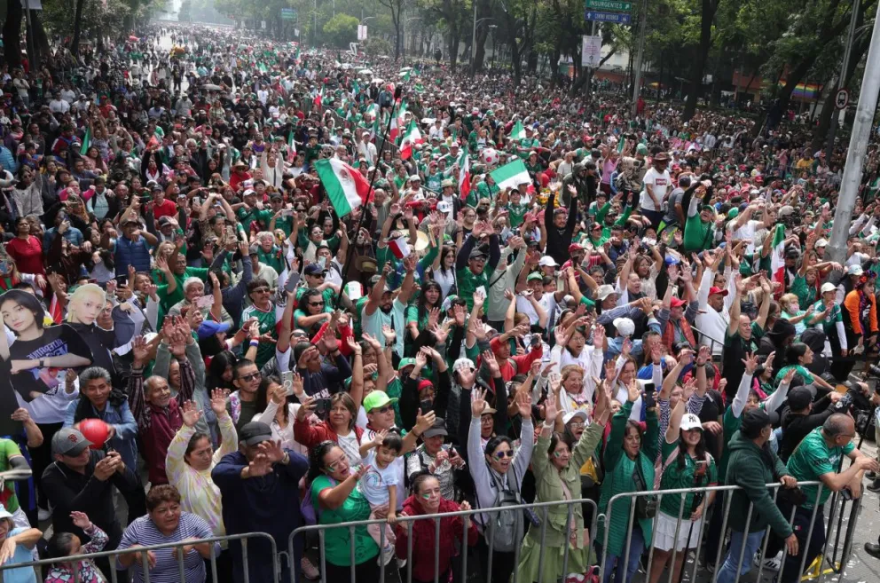 Miles de personas realizaron una ola humana en el Paseo de la Reforma. Foto: EFE.