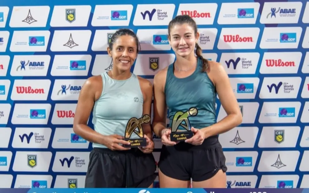 Zeballos (izq.) junto a su compañera Romero y sus trofeos de campeonas. Foto: Noelia Zeballos.