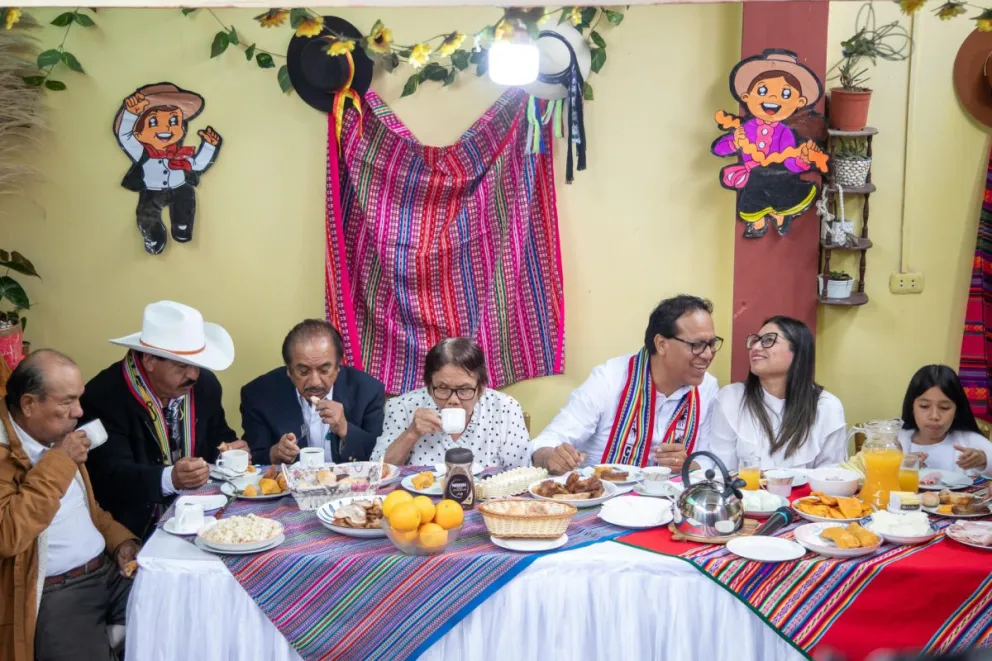 El candidato a la presidencia del Perú por el partido Juntos por el Perú, Roberto Sánchez (3-d), asiste al tradicional desayuno electoral junto a su familia este domingo, durante la segunda vuelta de las elecciones presidenciales. Foto: EFE