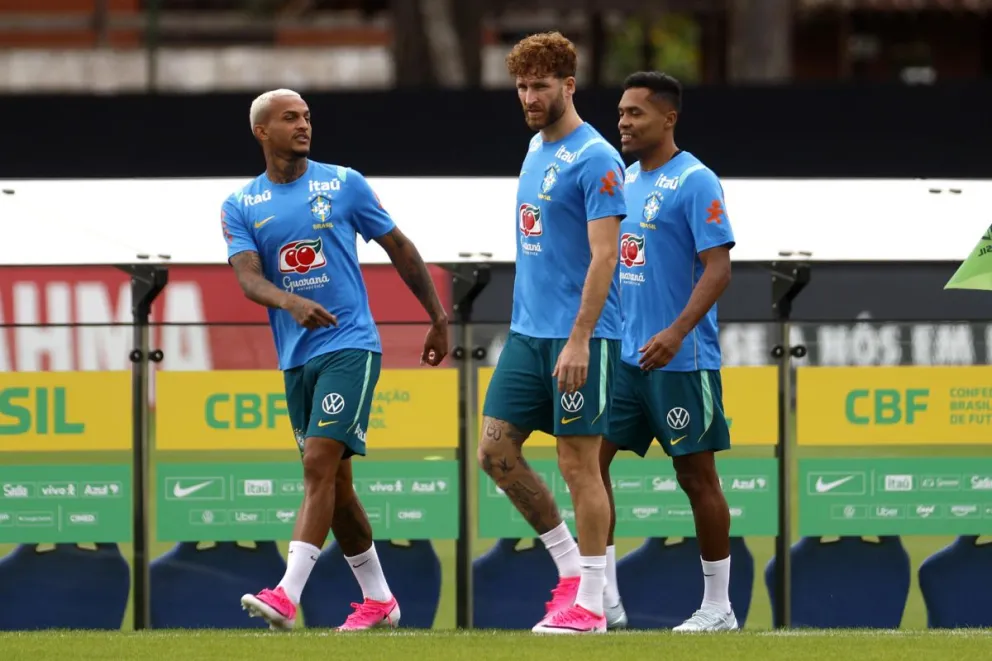 Wesley (izq.) junto a sus compañeros Léo Pereira y Alex Sandro, en una práctica con Brasil. Foto: EFE.