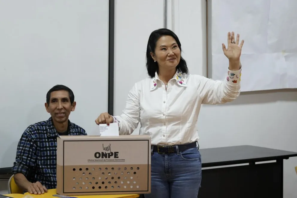 La candidata a la Presidencia de Perú por el partido Fuerza Popular, Keiko Fujimori, vota este domingo, durante la segunda vuelta de las elecciones presidenciales, en el distrito de San Borja en Lima (Perú). Foto: EFE