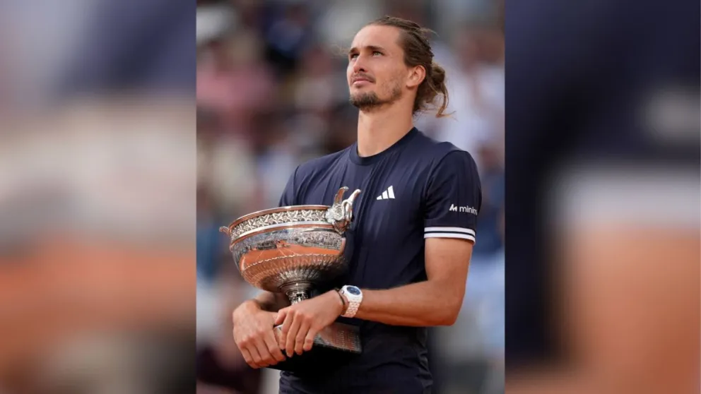 Zverev con su trofeo de campeón del Grand Slam francés. Foto: Roland Garros.