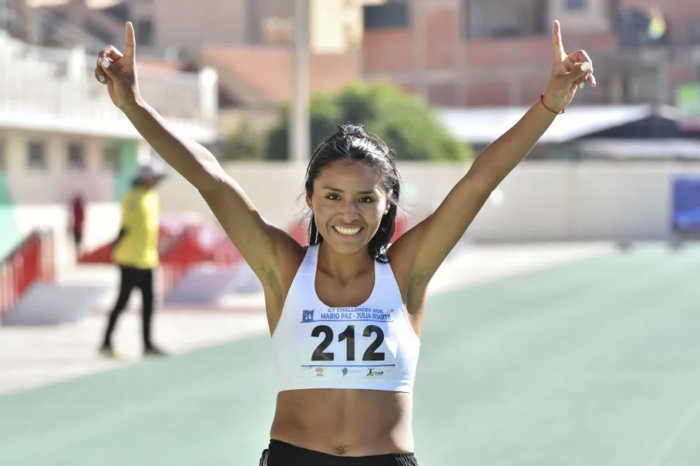 Benita Parra celebra por su victoria en una de sus pruebas de este domingo. Foto: APG.