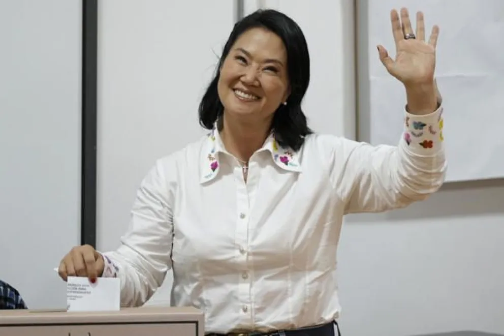 La candidata a la Presidencia de Perú por el partido Fuerza Popular, Keiko Fujimori, vota este domingo, durante la segunda vuelta de las elecciones presidenciales. Foto:EFE
