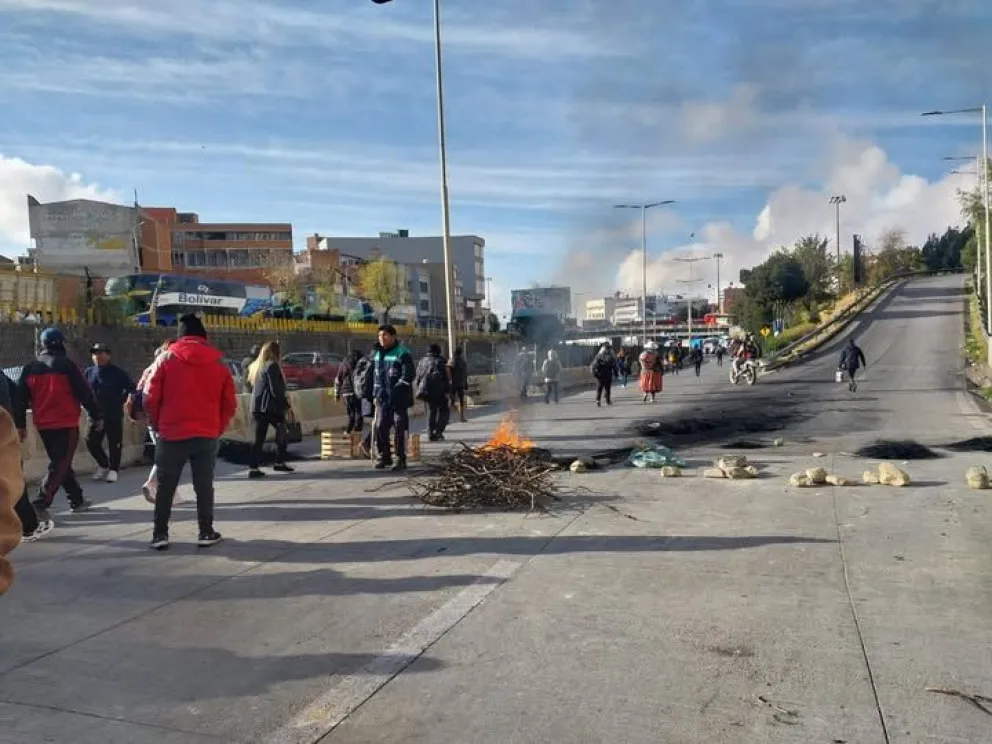 Se registra un bloqueo en la avenida Montes y la conexión Autopista Foto: Radio Éxito.