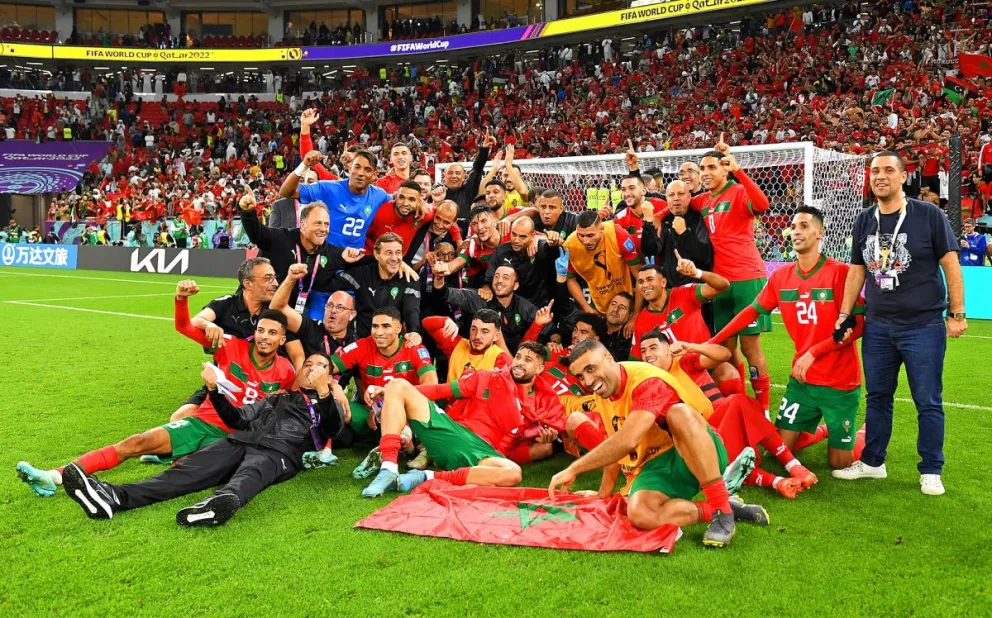 Jugadores, cuerpo técnico y dirigentes de Marruecos festejan la clasificación. Foto: CNN Chile