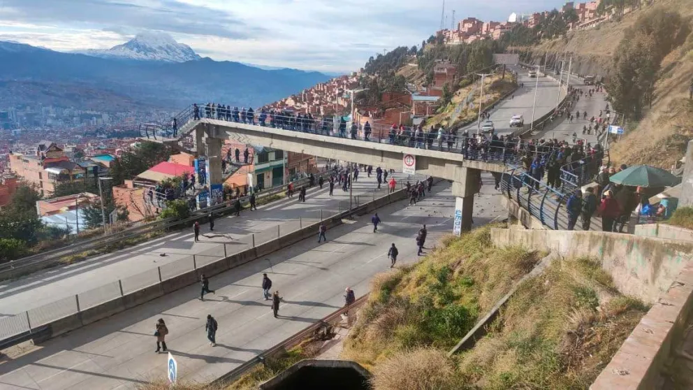 La Paz amaneció con poco tráfico en la autopista que conecta con la ciudad de El Alto