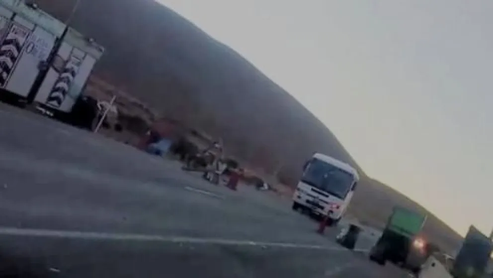 Uno de los buses pasando el punto de bloqueo. Foto: Captura de imagen