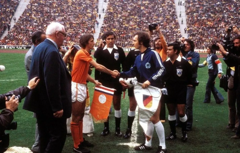 Johan Cruyff y Franz Beckenbauer en el acto protocolar previo a la final del Mundial 1974.
