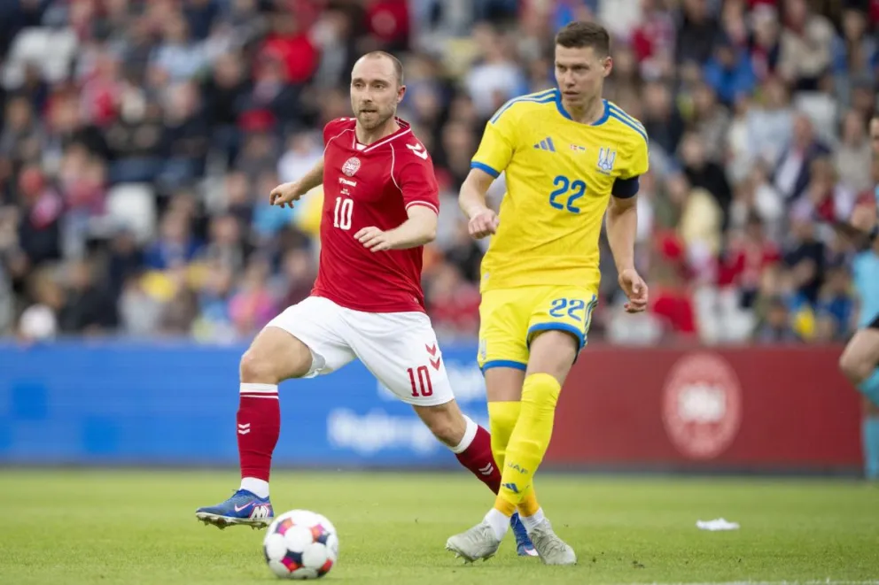 El danés Christian Eriksen (izq.) en el amistoso de su selección contra Ucrania en la ciudad de Odense. Foto: EFE
