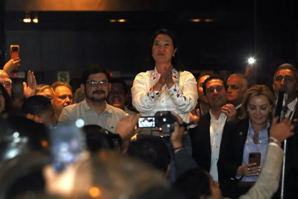 La candidata a la Presidencia de Perú Keiko Fujimori (c) celebra junto a simpatizantes tras los resultados de la segunda vuelta de las elecciones este domingo, en Lima. Foto: EFE