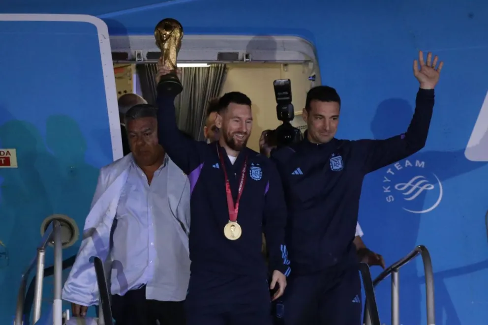 Messi (izq.) y Scaloni, tras ganar el Mundial de Catar 2022.
