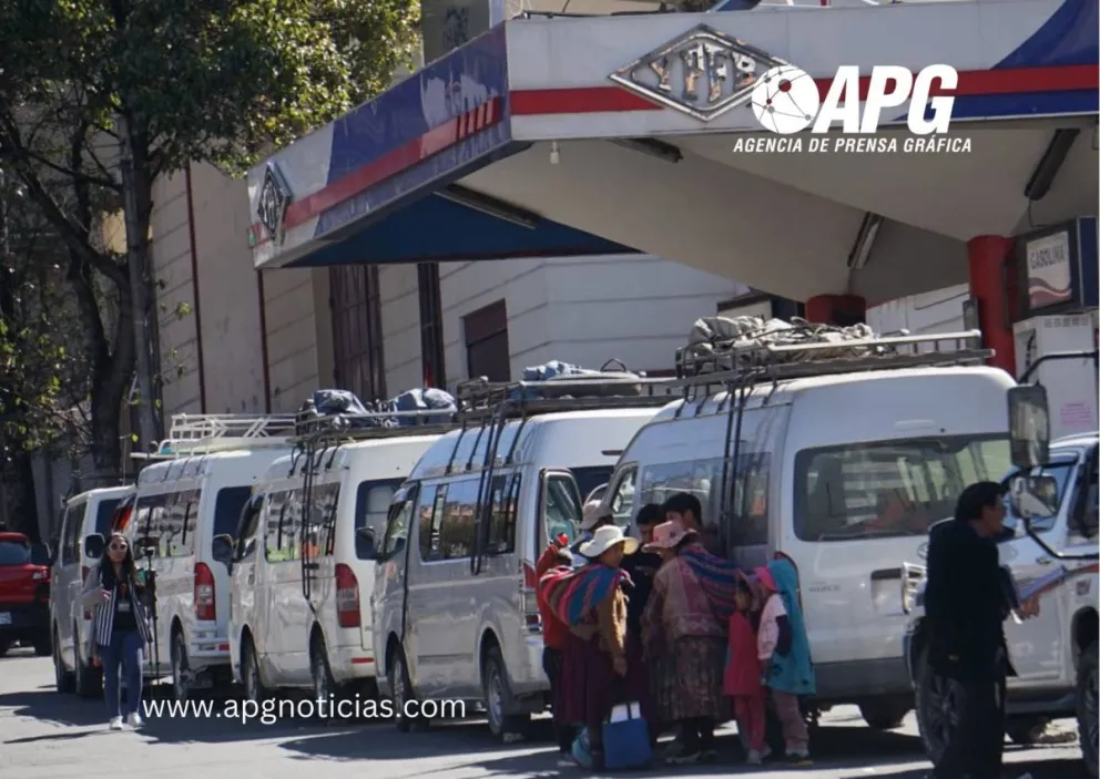 Largas colas de vehículos en varias estaciones de servicio ante el desabastecimiento de combustible en la sede de Gobierno. Foto: APG