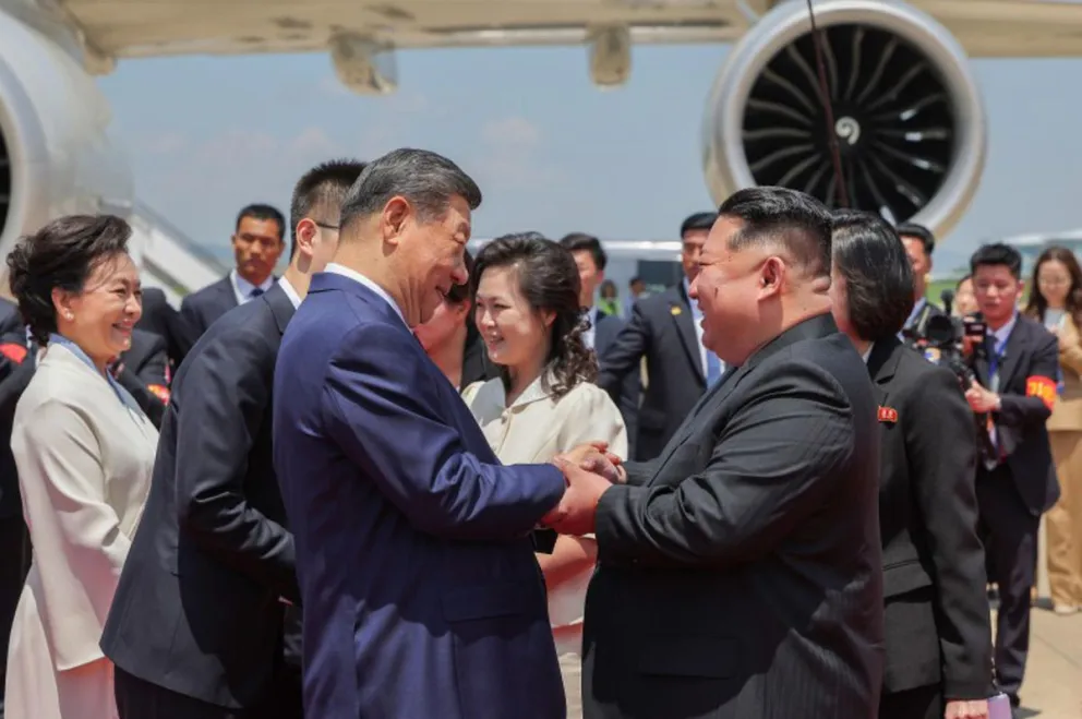 El líder norcoreano, Kim Jong-un (d), saluda al presidente chino, Xi Jinping. Foto: EFE 