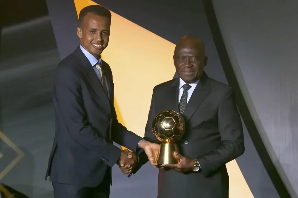 Imagen de archivo de Omar Abdulkadir Artan (izq.) cuando recibió el premio del mejor árbitro de África en 2025. Crédito: EFE