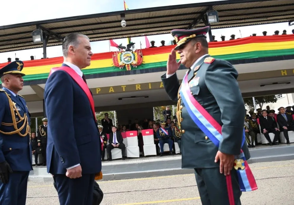 El ministro de Defensa, Ernesto Justiniano, en el acto de reconocimiento por parte de las FFAA. Foto: APG 