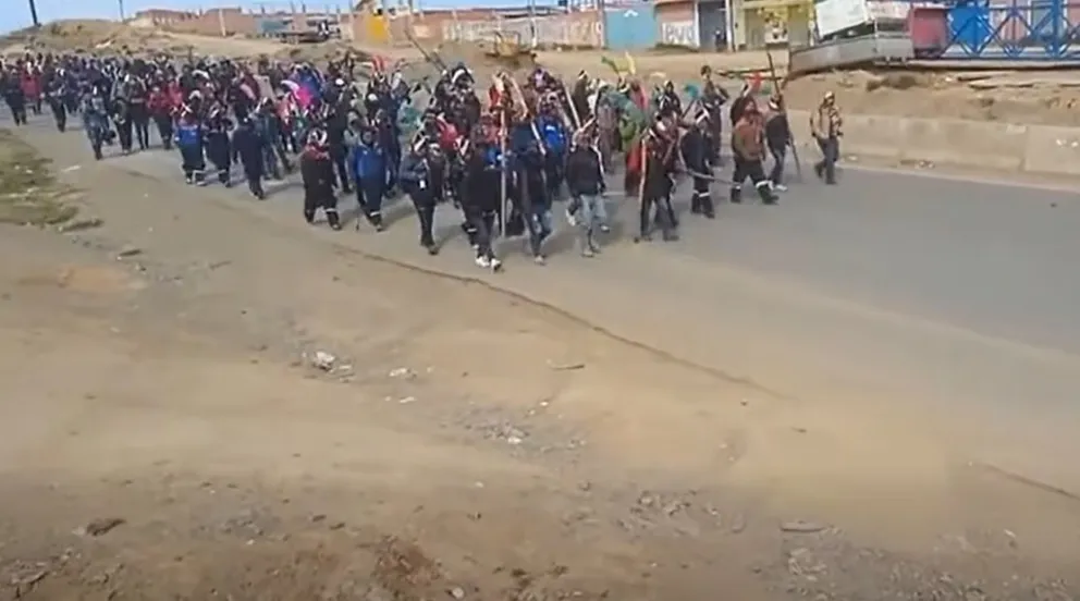 La marcha que avanza hacia el centro de La Paz. Foto: Captura de video de RKC 