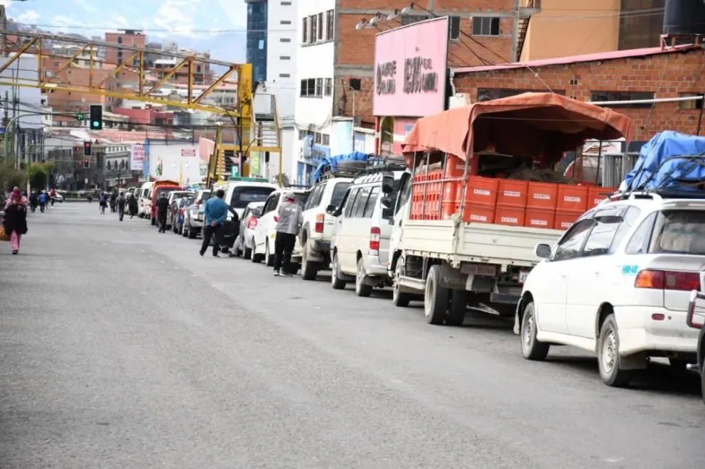 Vehículos en largas filas a la espera de combustible. 