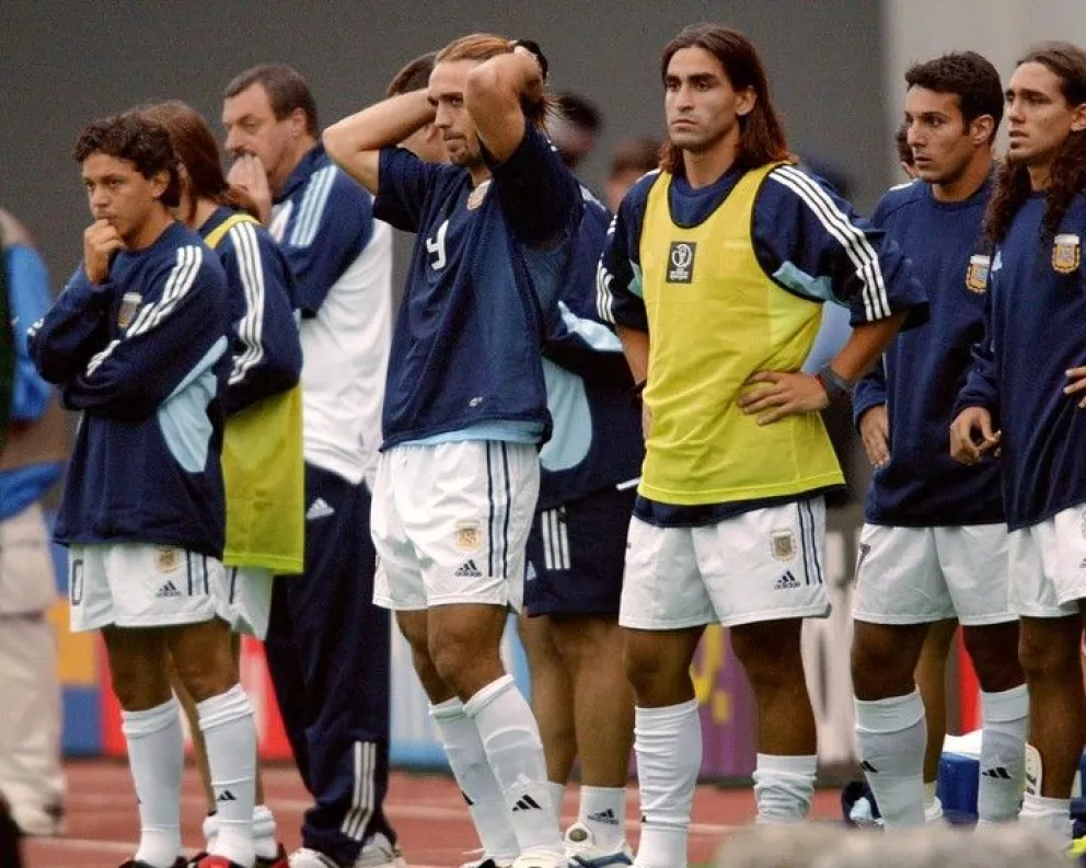 Los argentinos lamentan la eliminación en la cita mundialista de 2002. Foto: Olé