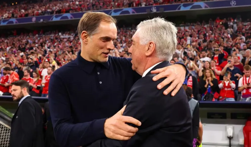 El alemán Tuchel (izq.) se saluda con el italiano Ancelotti. Foto: EFE.