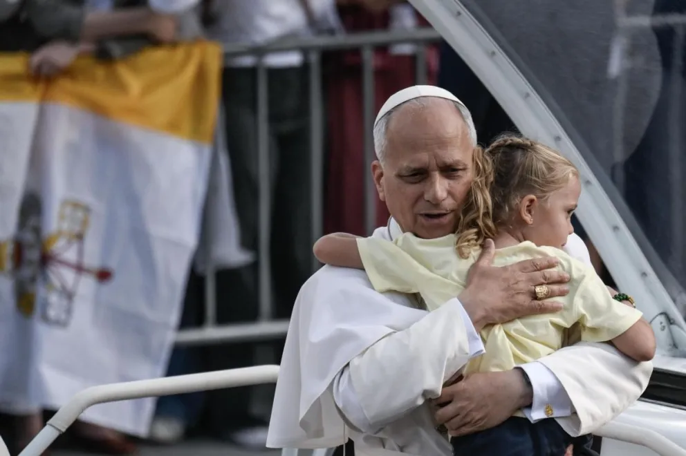 El Papa León XIV abraza a un niño en una vigilia de oración en el Estadio Olímpico Lluis Companys de Barcelona, España, el 09 de junio de 2026. Foto: EFE