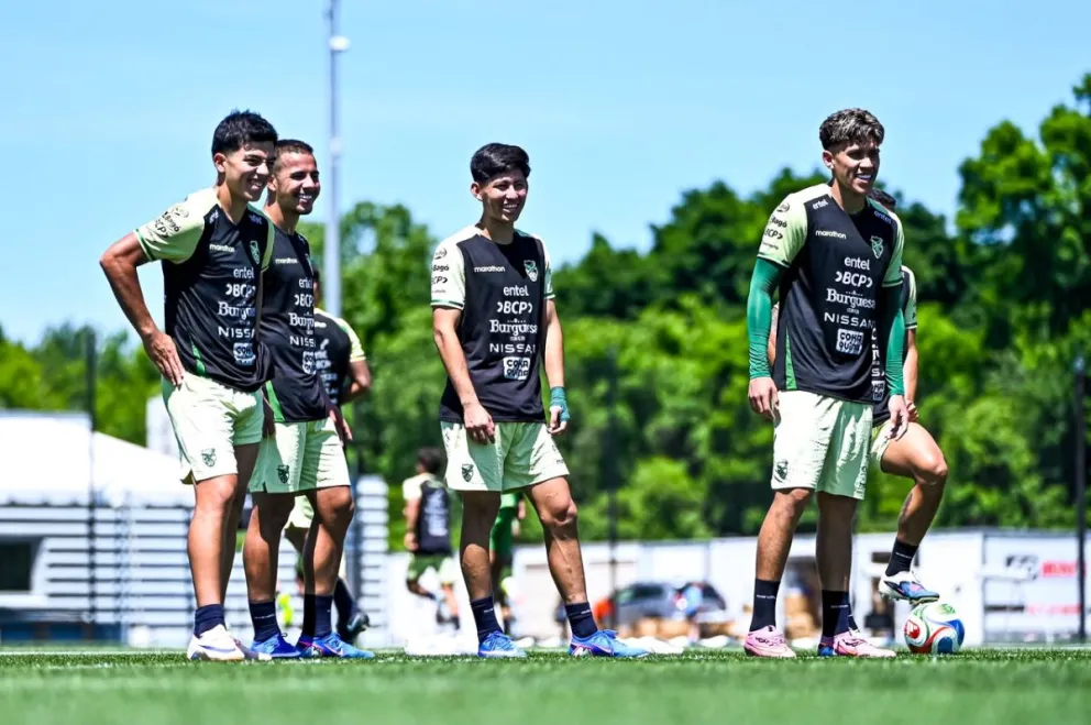 Jugadores del plantel nacional durante una práctica en Estados Unidos. Foto: FBF.