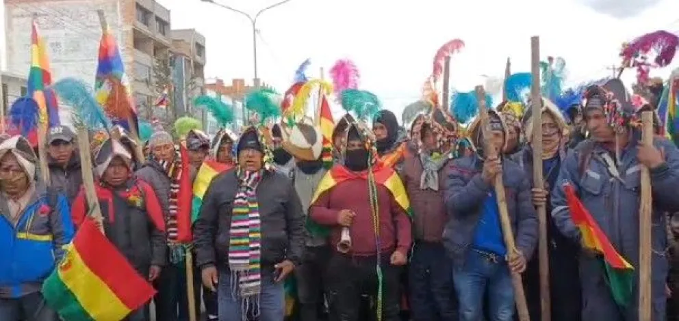 Sectores del Norte de Potosí llegaron a la ciudad de El Alto para sumarse a las movilizaciones y exigir la renuncia del presidente Rodrigo Paz. Foto: Radio Kawsachun Coca