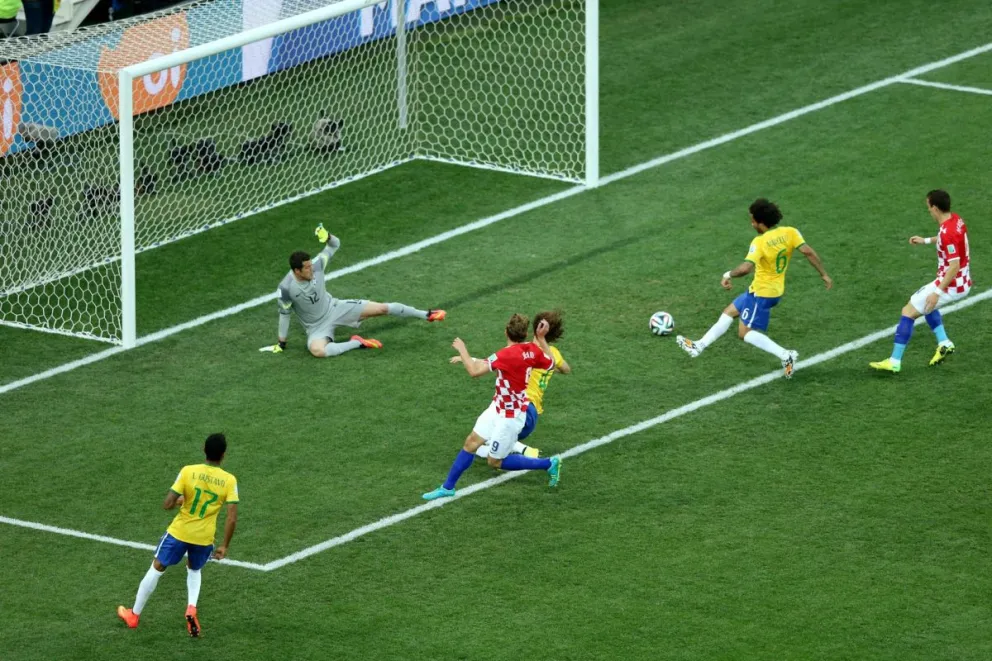  El defensa brasileño Marcelo Vieira (2d) al marcar un gol en propia puerta durante el partido inaugural del Mundial de Fútbol de Brasil 2014. Foto: EFE