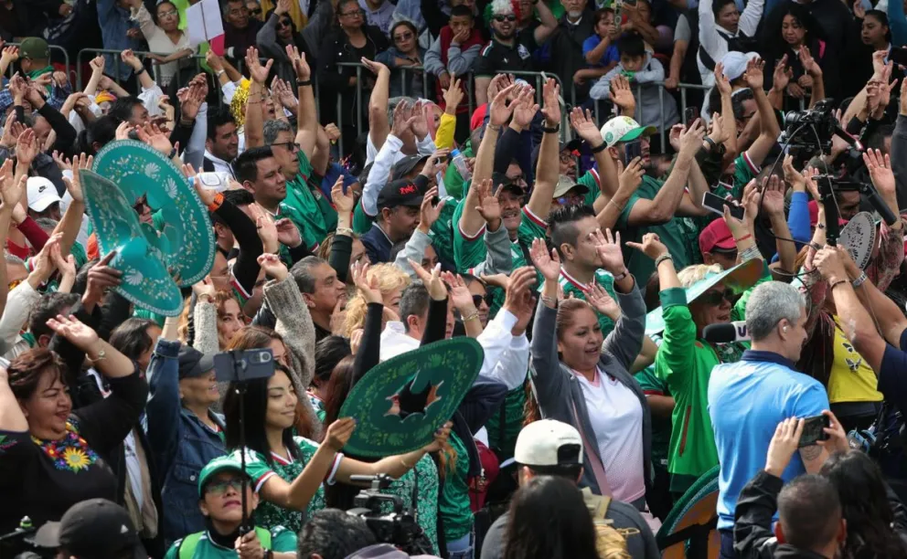 Fotografía del 6 de junio en la que se ve a personas realizando la tradicional "ola" mexicana en una de las avenidas de la capital. Crédito: EFE