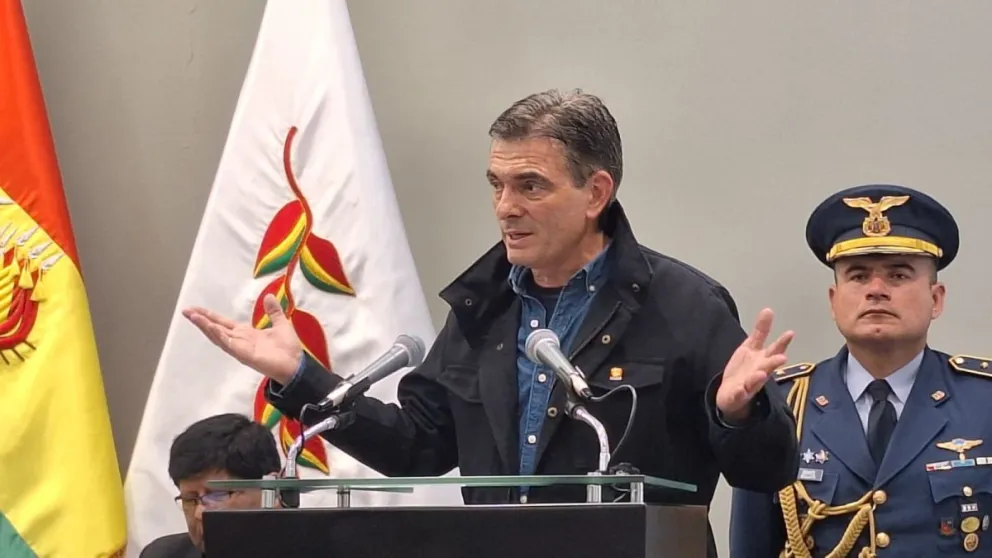 El presidente Rodrigo Paz después de la firma del convenio con el alcalde Eliser Roca. Foto: Visión 360 