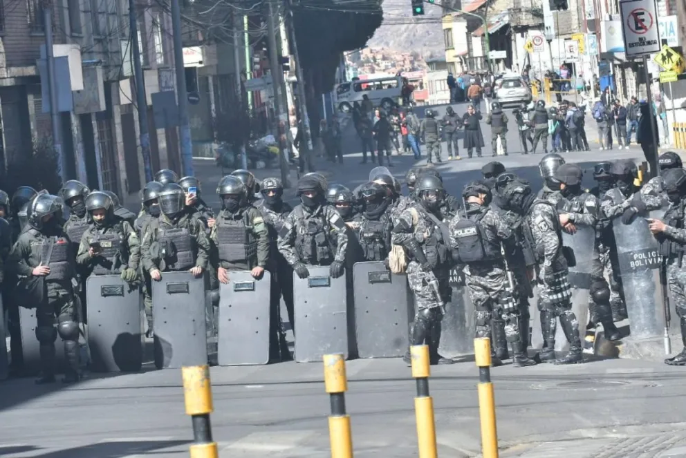 El fuerte resguardo policial desplazado en inmediaciones del centro del poder político. Foto: APG 