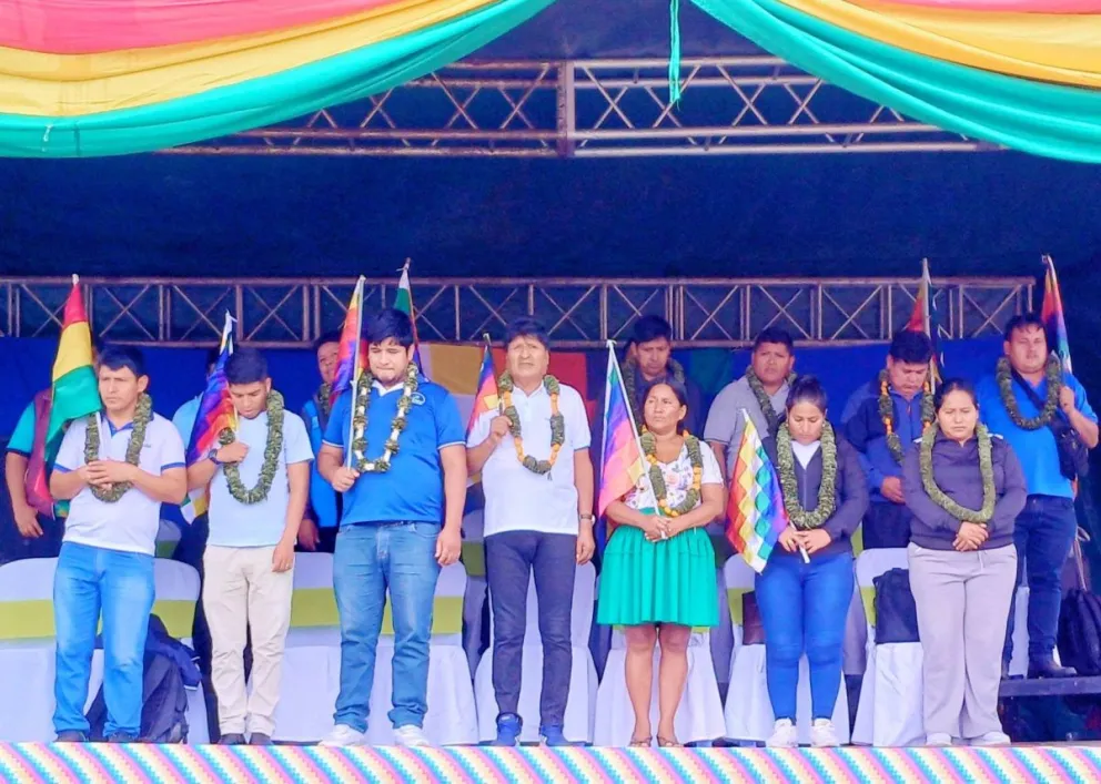 Evo Morales y otros dirigentes cocaleros en la concentración de este miércoles en Lauca Ñ. Foto: RKC
