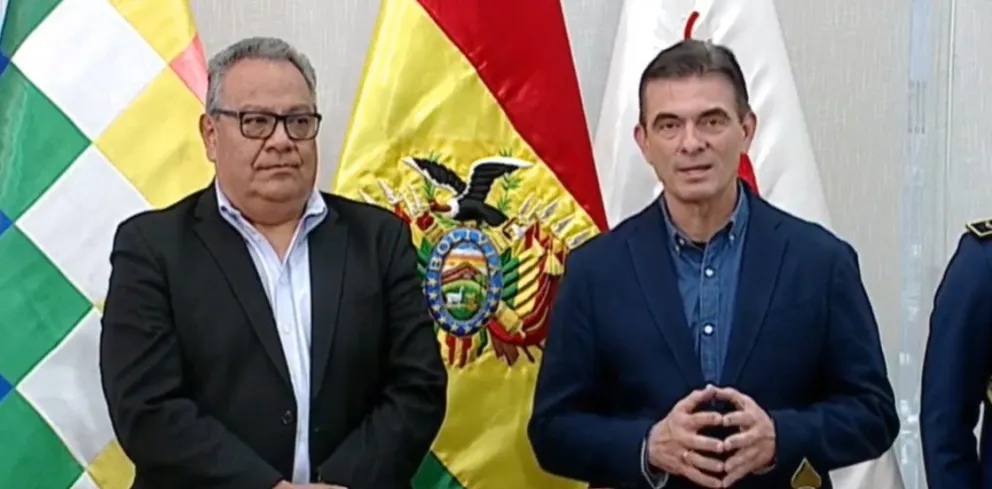 El presidente Rodrigo Paz posesiona a Erick Sanjinés como ministro de Educación.