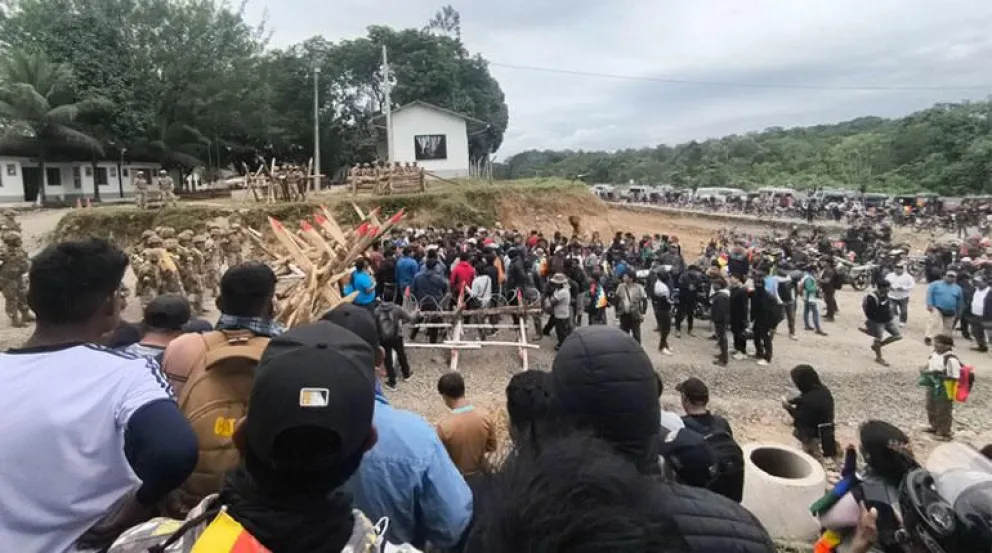 La caravana de militantes del evismo, frente al ingreso a cuartel de la 9ª División del Ejército, en el municipio de Villa Tunari el pasado 25 de mayo. Foto: RKC