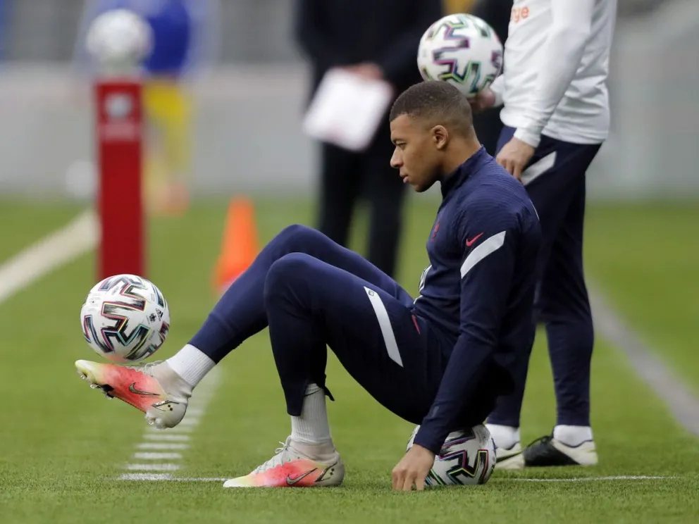 Mbappé durante un entrenamiento con el seleccionado francés. Foto. DM