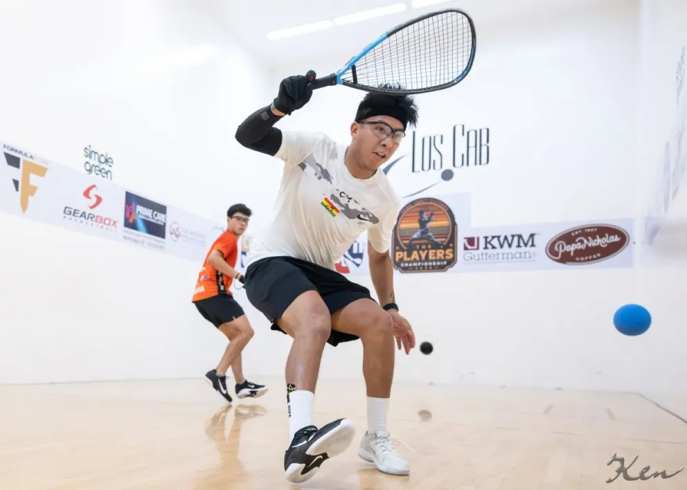 Moscoso (de blanco), en un partido anterior contra Flores por el Tour. Foto: Ken Fife.