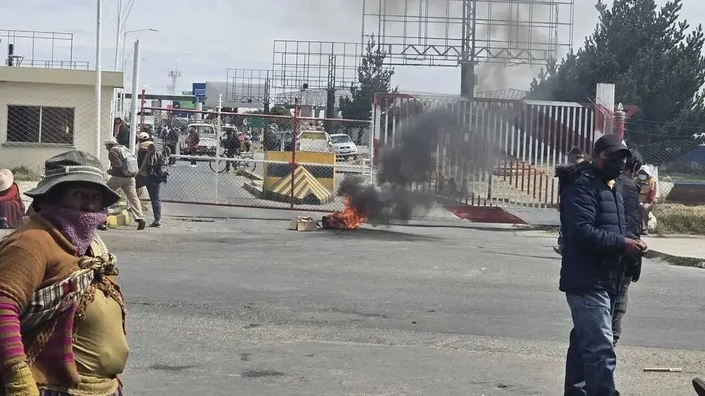 La ciudad de El Alto permanece cercada por los bloqueos. Foto: Urgente.bo