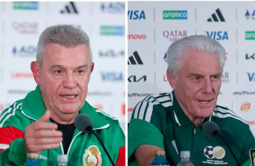 Los técnicos Aguirre (izq.) y Broos, en la conferencia de prensa previo al partido inaugural. Fotos: EFE.