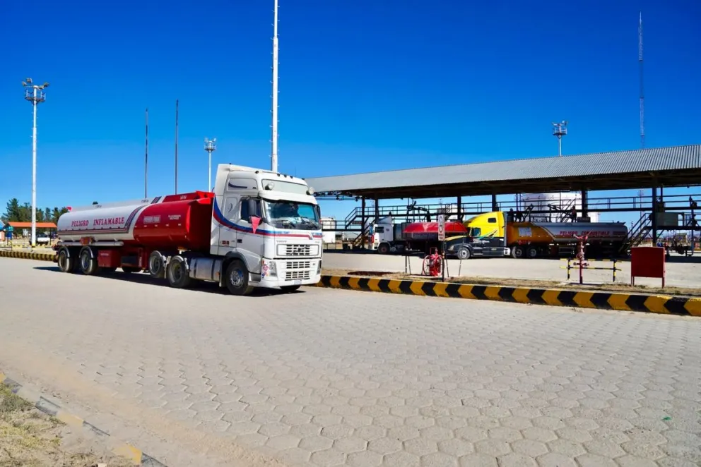 El combustible llegó a la Planta de Almacenaje Senkata por rutas alternativas. Foto: YPFB