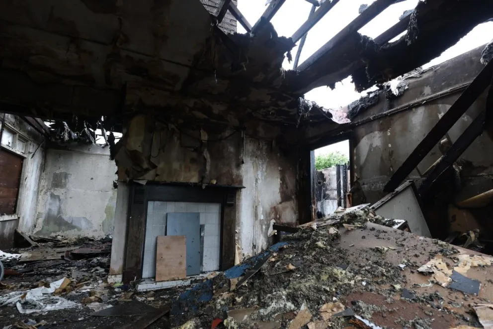 Una casa incendiada tras una noche de disturbios violentos en Antrim Road, en Newtownabbey, Irlanda del Norte, el 11 de junio de 2026. Foto: EFE