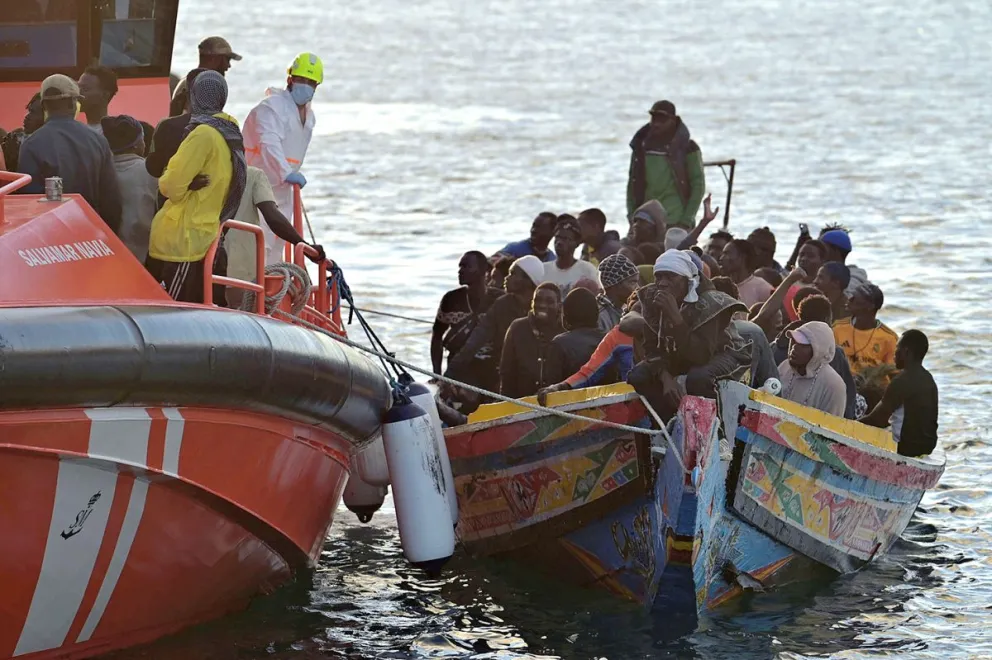Salvamento Marítimo ha rescatado este domingo en aguas cercanas a El Hierro dos cayucos en los que viajaban un total de 242 personas. Foto: EFE