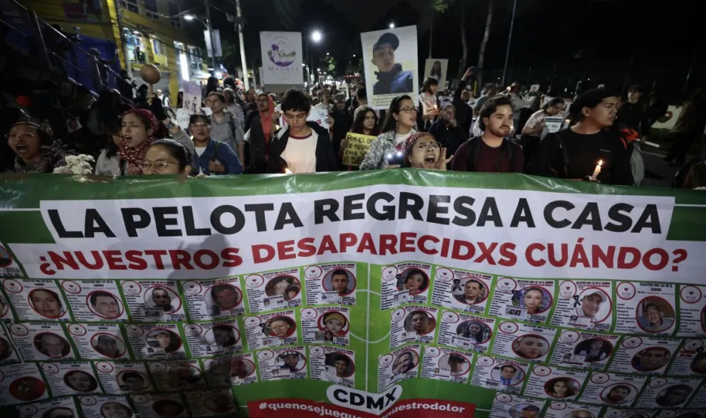 Varias personas sostienen carteles durante una protesta antes de la inauguración del Mundial en Ciudad de México. Foto: EFE