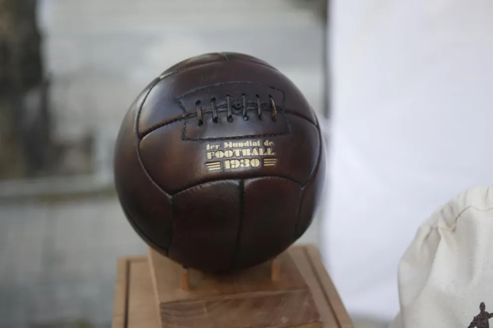 Una réplica del balón que se utilizó en el Mundial de Fútbol de 1930, en Montevideo (Uruguay). Foto: EFE