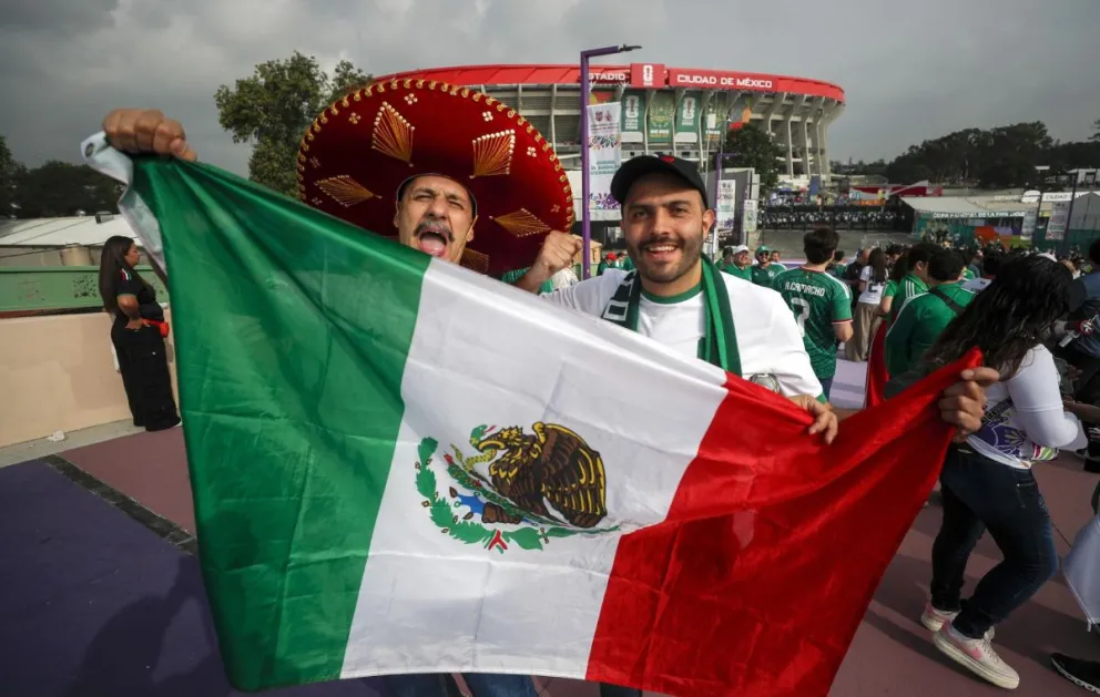 Aficionados mexicanos animan previo a la inauguración del Mundial en el estadio de Ciudad de México (Azteca). Foto: EFE