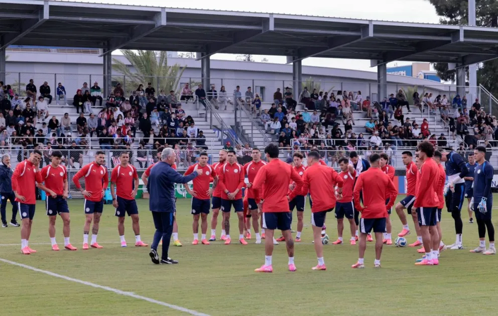 El técnico de la selección paraguaya, Gustavo Alfaro, habla con sus jugadores en el cierre de prácticas. Foto: Selección paraguaya