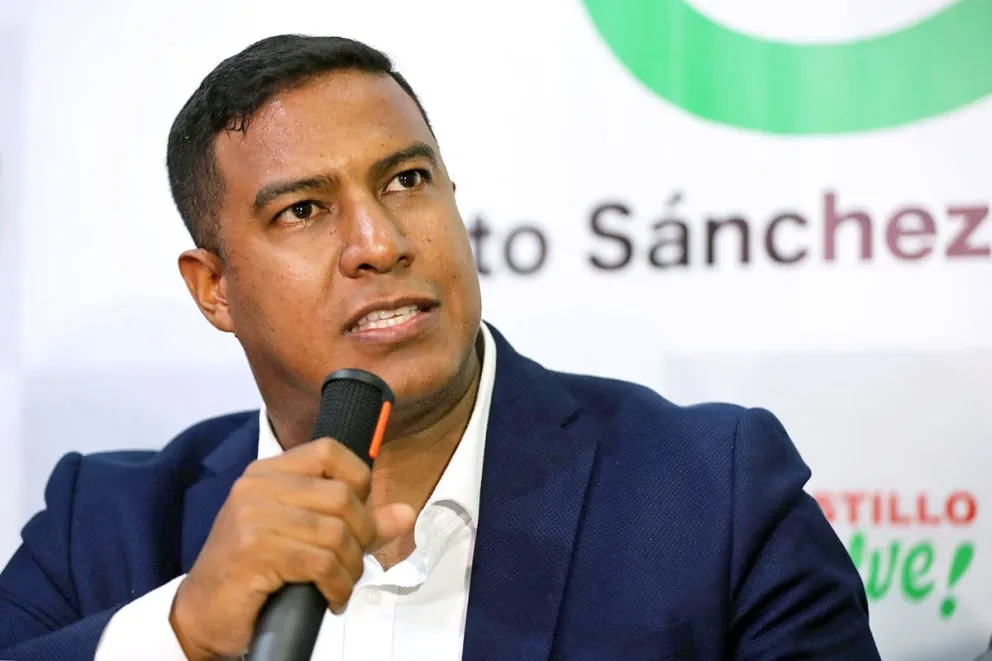 El secretario general del partido Juntos por el Perú, Ernesto Zunini, durante una rueda de prensa, en Lima. Foto: EFE