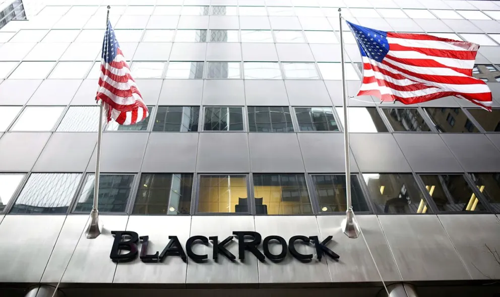 Imagen de archivo de un sector de la fachada del edificio sede del fondo de inversiones estadounidense BlackRock, en Nueva York. Foto: EFE
