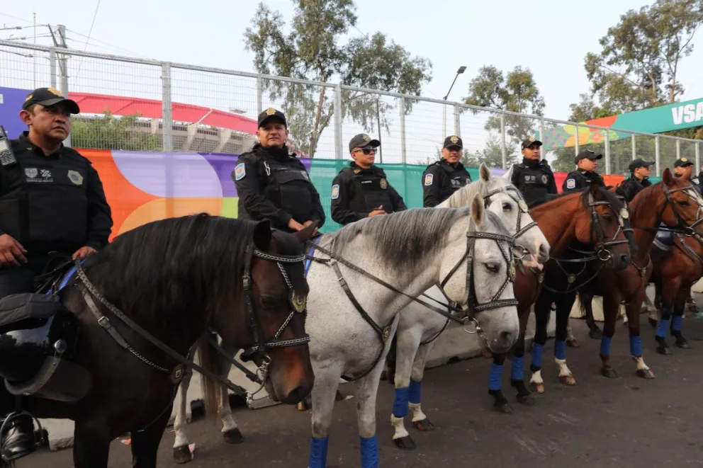 Integrantes de la Guardia Nacional de México custodian este jueves, en las inmediaciones del estadio Ciudad de México (México). EFE