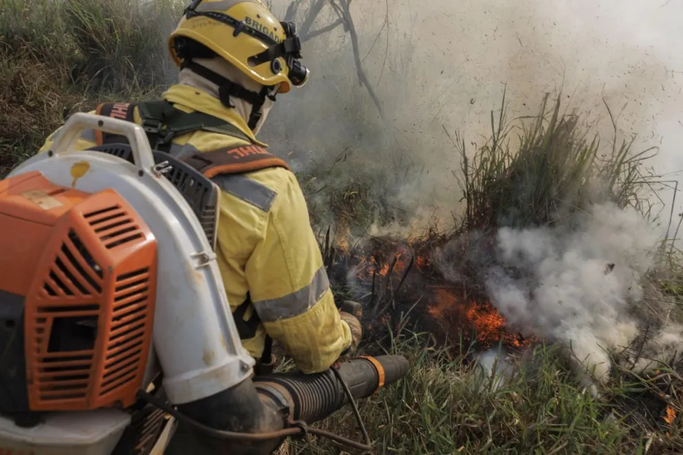 En la imagen de archivo, un bombero forestal del Instituto Chico Mendes de Conservación de la Biodiversidad (ICMBio) durante una quema controlada en un área de pastizales en Parauapebas (Brasil). Foto: EFE